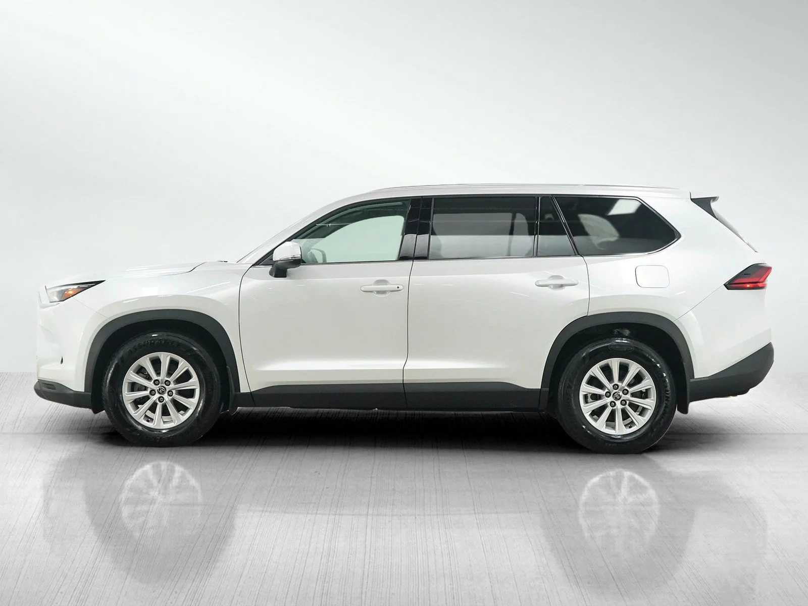 Used 2025  Toyota XLE image 2