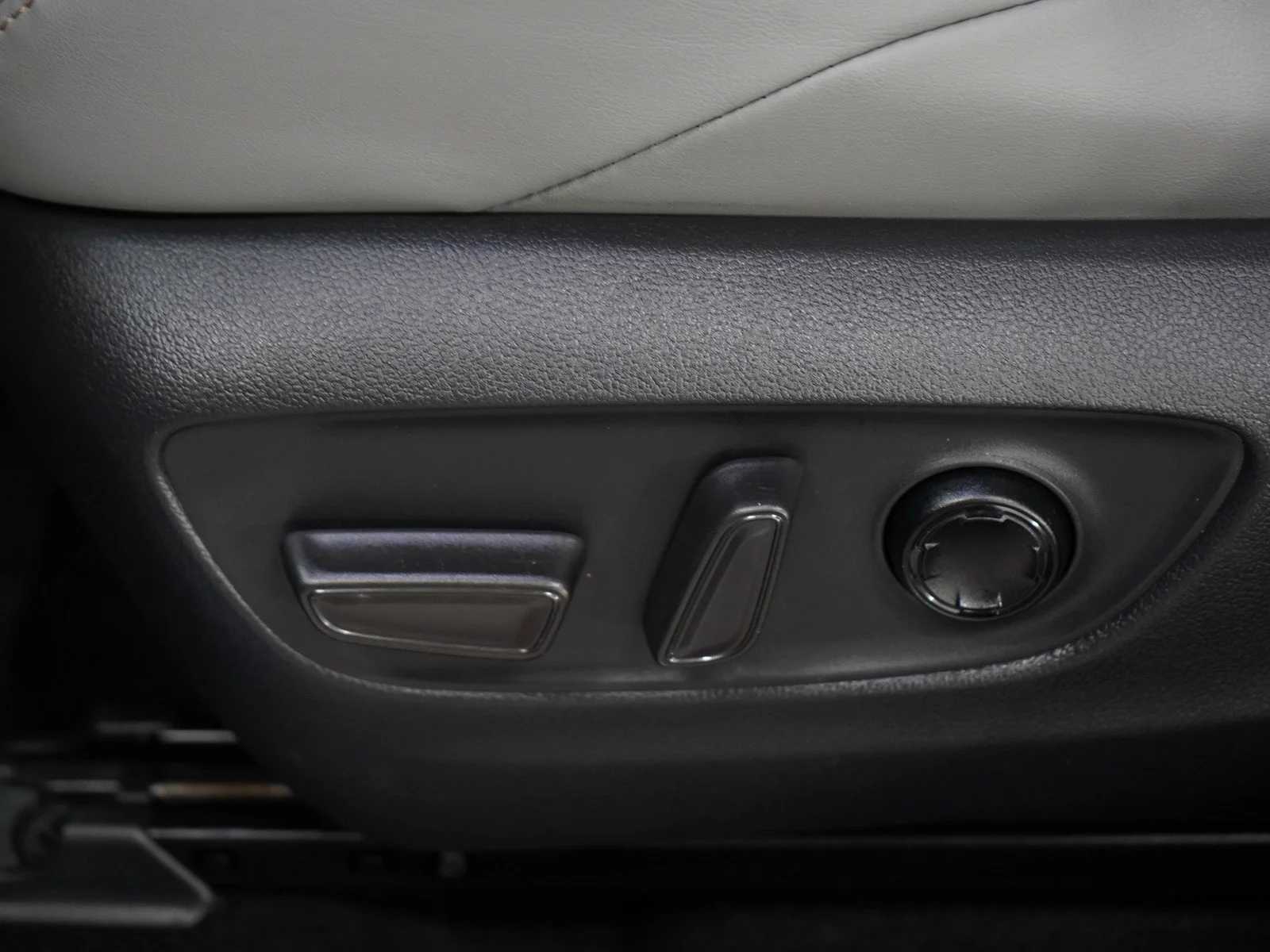 Used 2021 Pearl Toyota Limited image 27