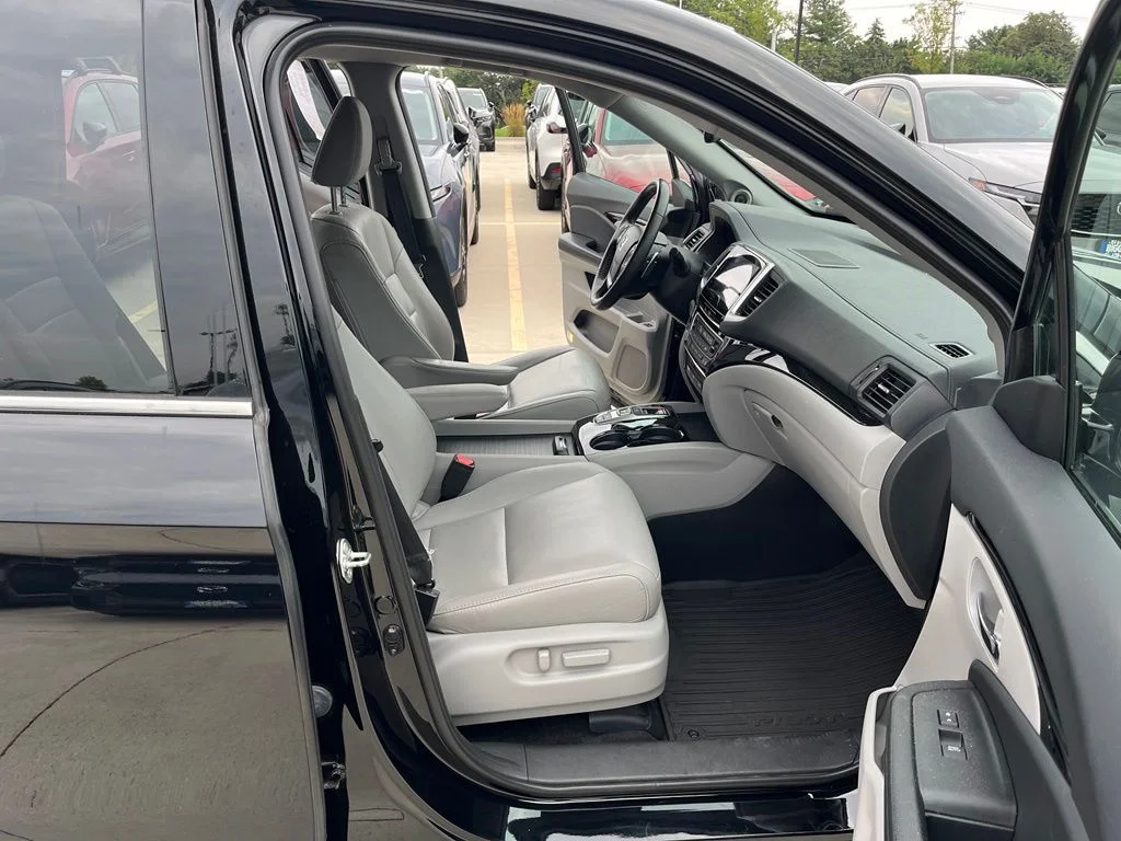 Used 2017  Honda Touring image 16