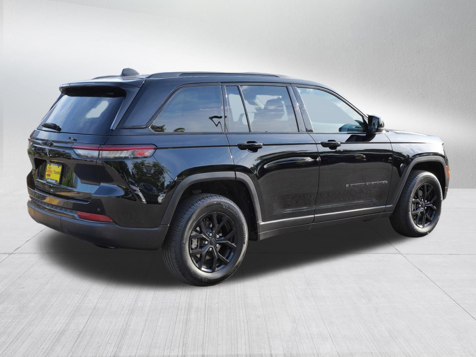 Used 2025 Diamond Black Crystal Pearlcoat Jeep Altitude image 7