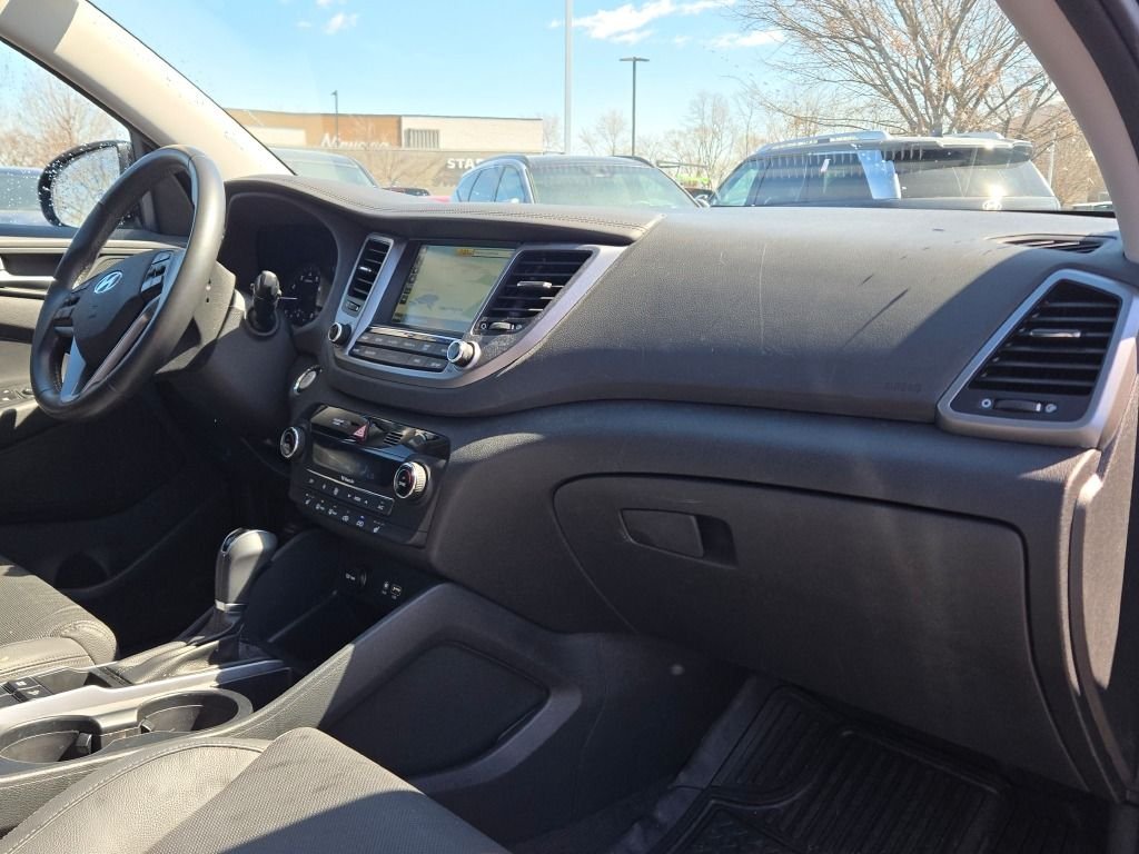 Used 2017 Black Hyundai SE Plus image 7