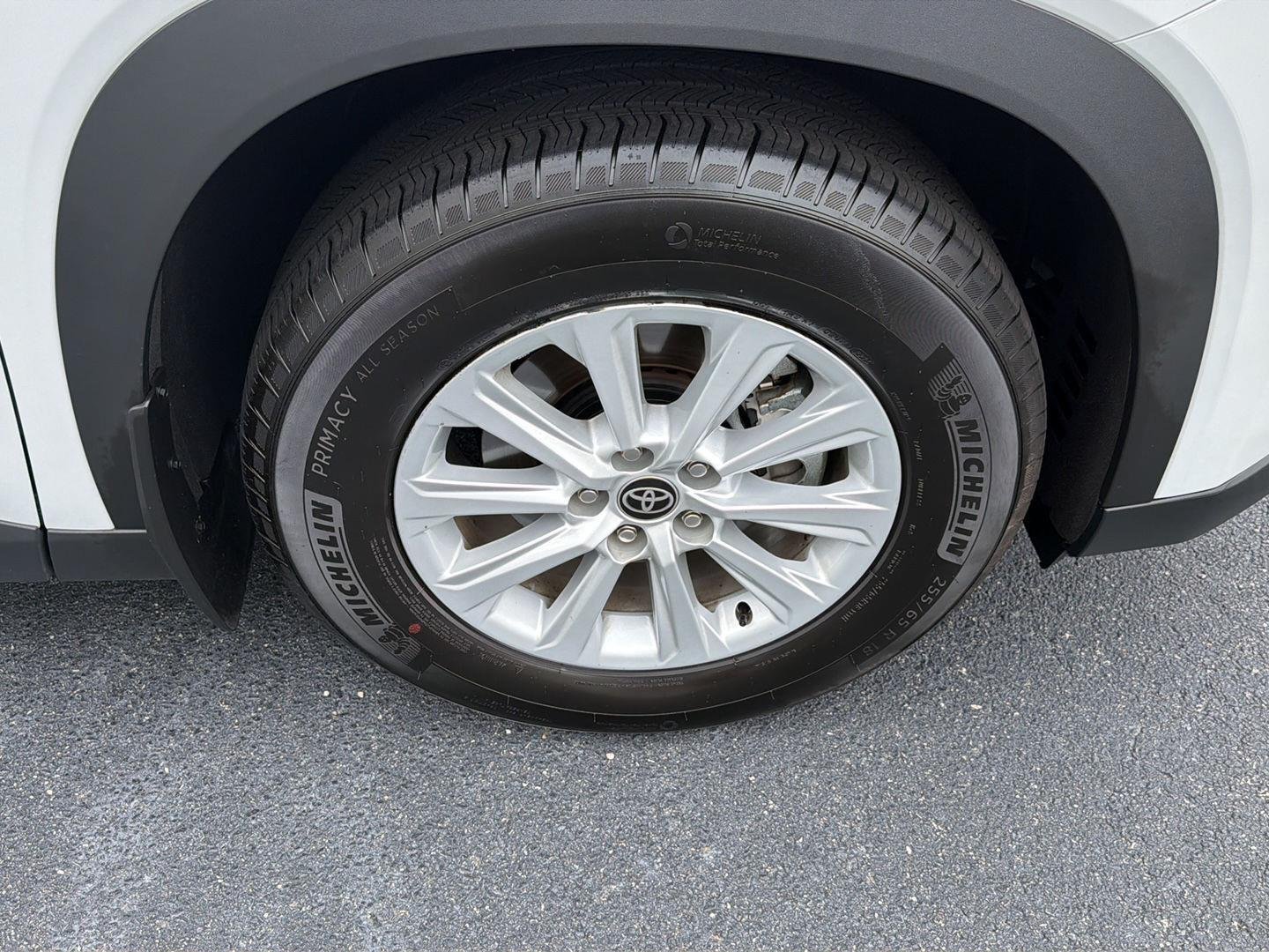 Used 2025 Wind Chill Pearl Toyota XLE image 40
