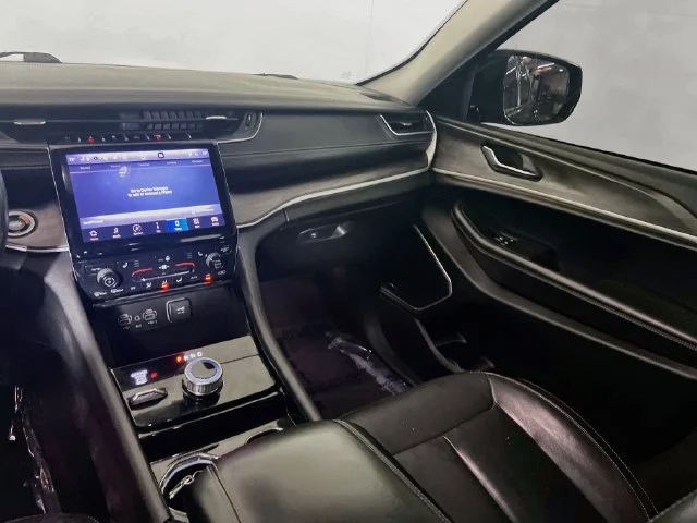 Used 2021 Diamond Black Jeep Limited image 18