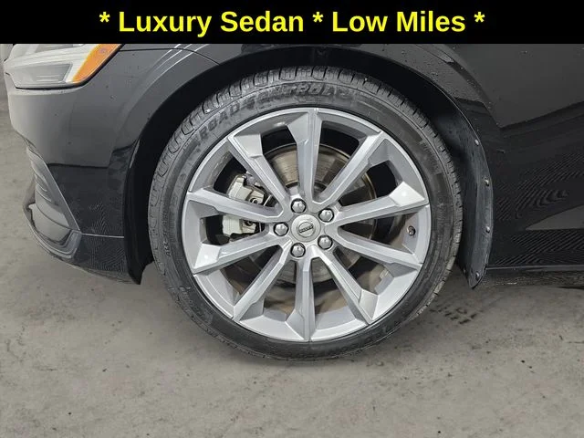 Used 2019 Black / Stone Volvo T5 Momentum image 9