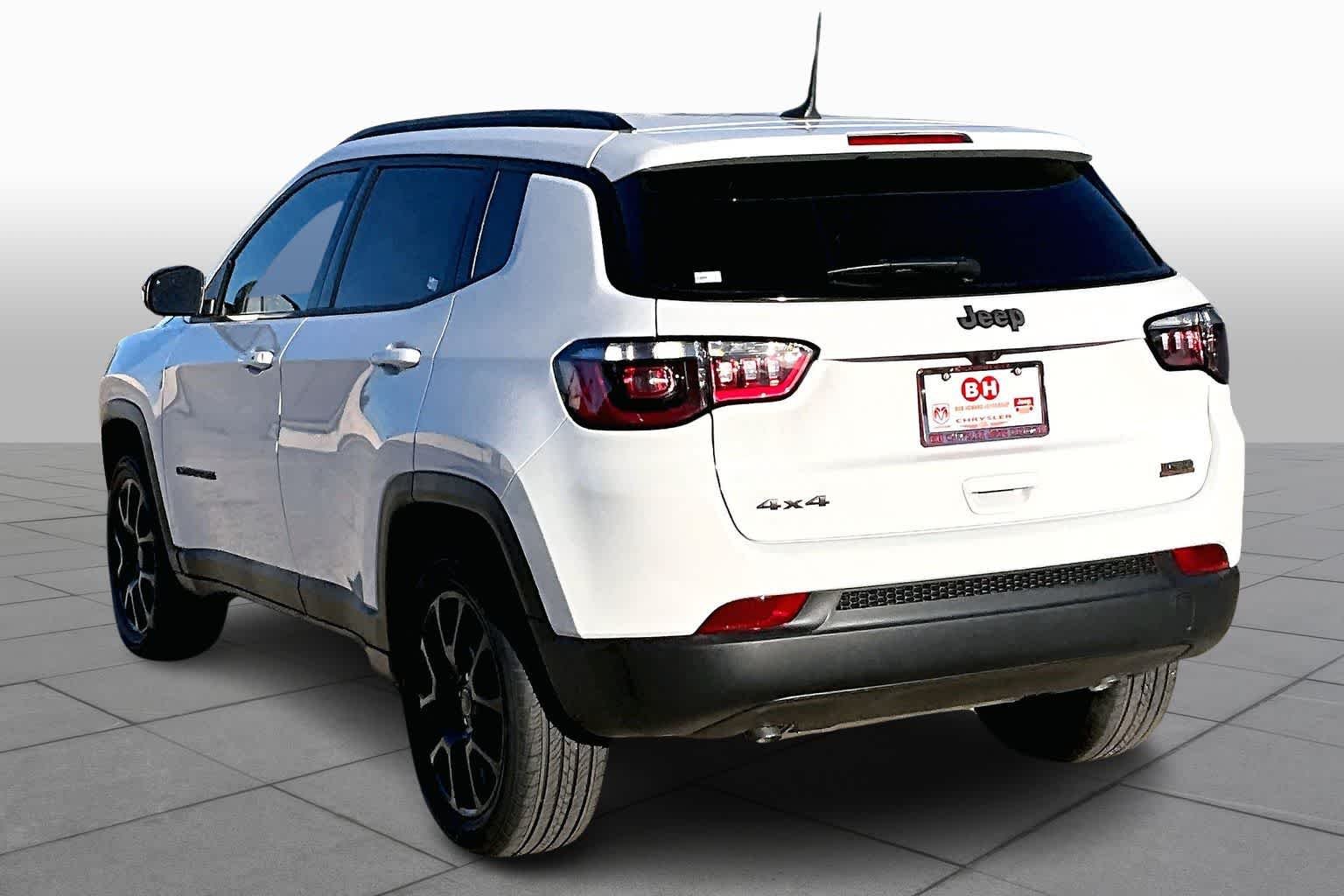 New 2026 Bright White Clear-Coat Exterior Paint Jeep Latitude Altitude image 13