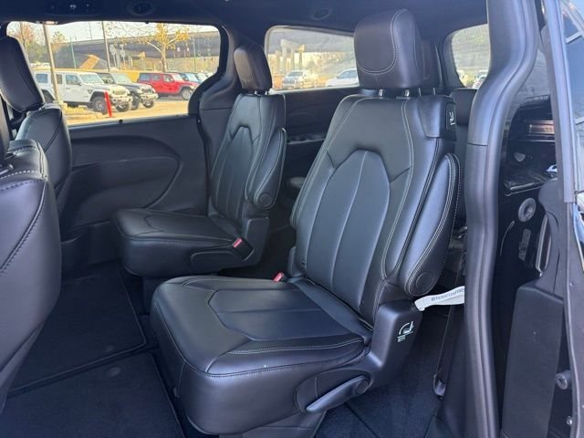 New 2026 Diamond Black Crystal Pearl-Coat Exterior Paint Chrysler Select image 25