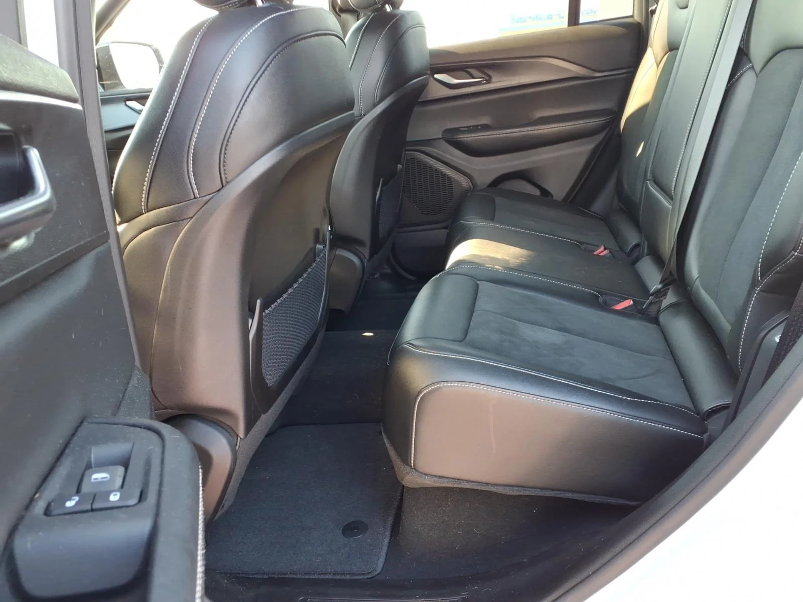 Used 2024 White Jeep Laredo image 5