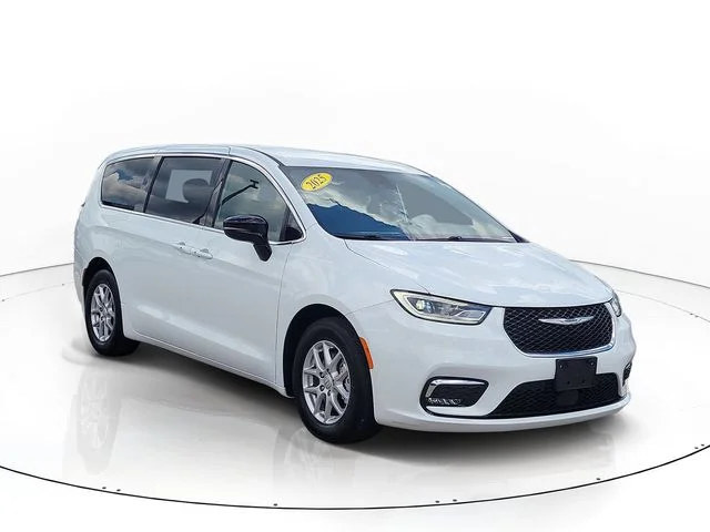 Used 2025 White Chrysler Select image 3