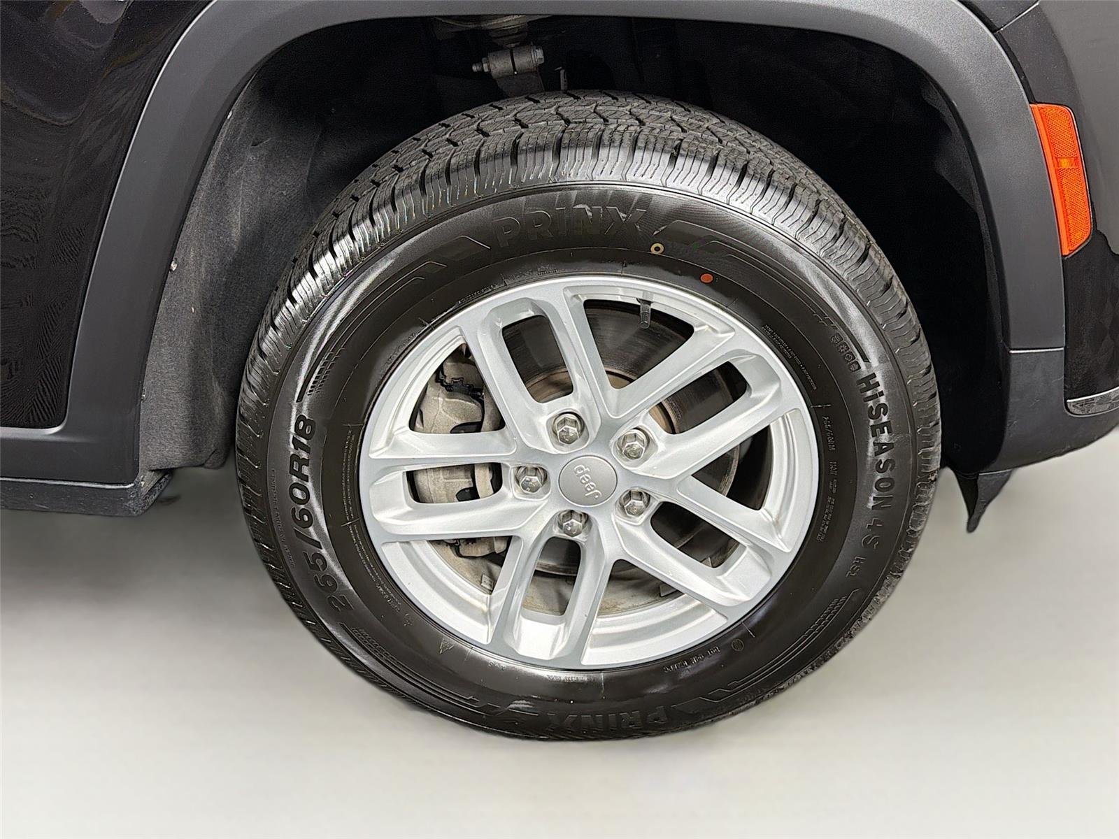 Used 2023  Jeep Laredo image 36