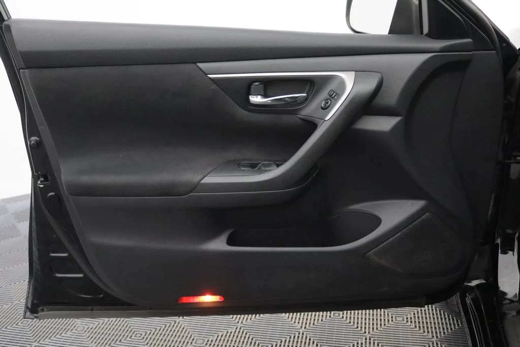 Used 2015 Black Nissan 2.5 S image 15