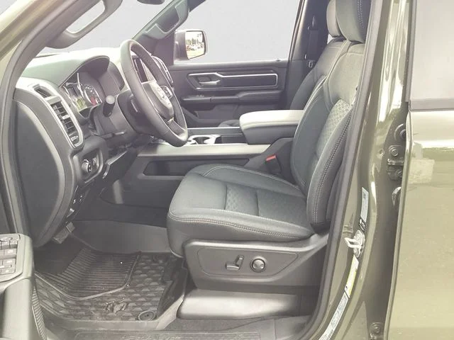 New 2026 Tank Ram BIG HORN CREW CAB 4X4 5