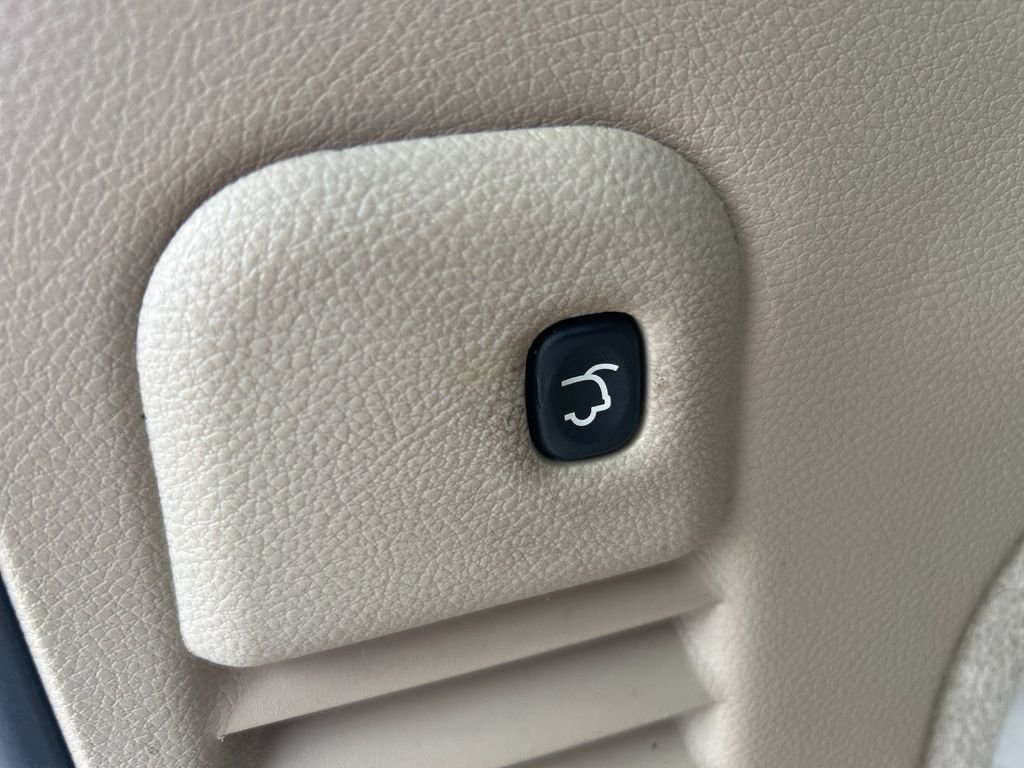Used 2019 White Jeep Overland image 10