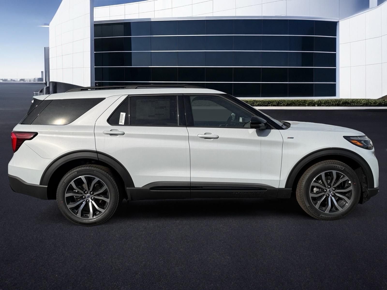 New 2026 Space White Metallic Ford ST-Line image 7