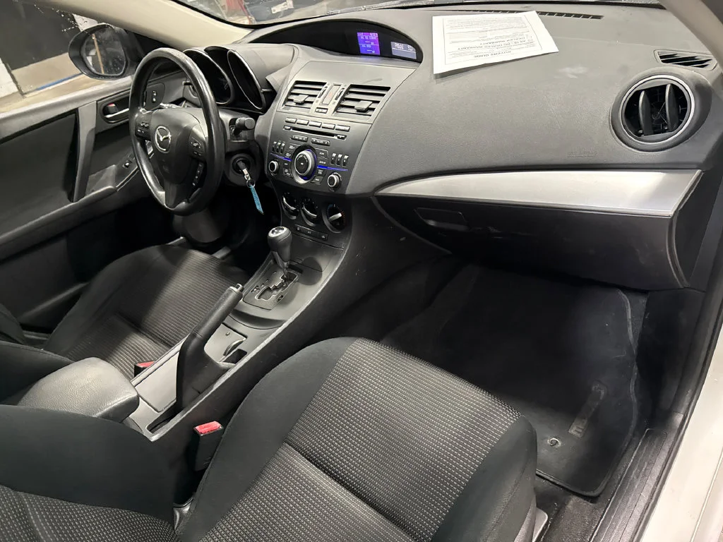 Used 2013 White Mazda i Sport image 14
