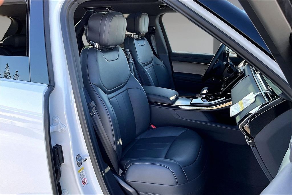 New 2026 FUJI WHITE Land Rover SE image 11