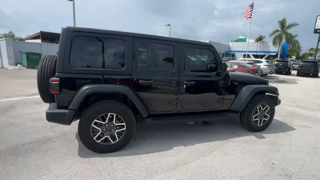 Used 2023 Black Jeep Sport S image 9