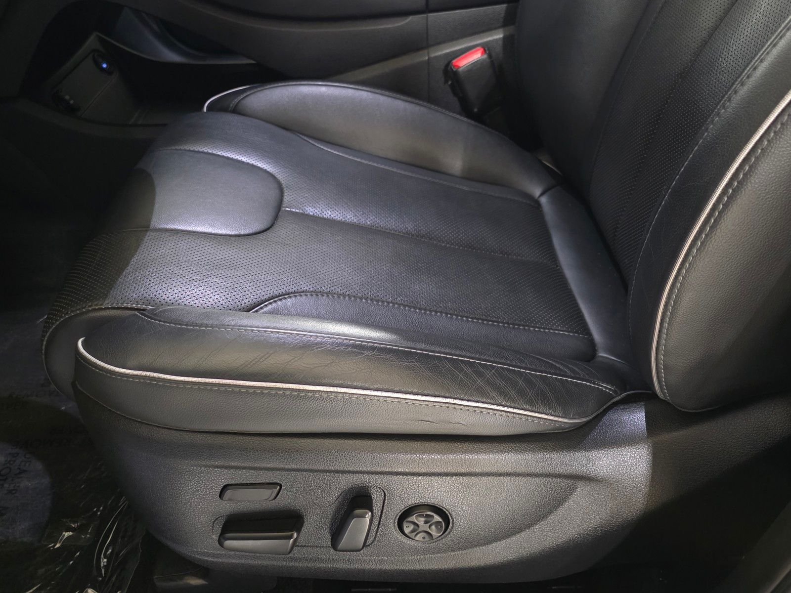 Used 2021 Cream White Hyundai Limited image 24