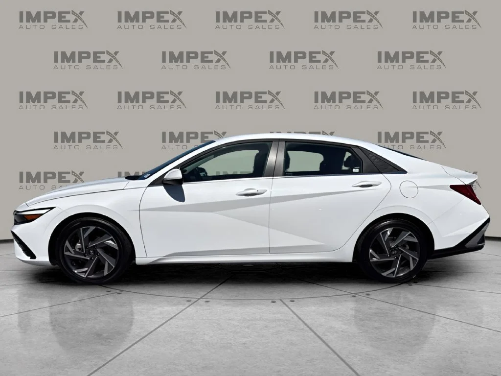 Used 2025 White Hyundai SEL Convenience image 2