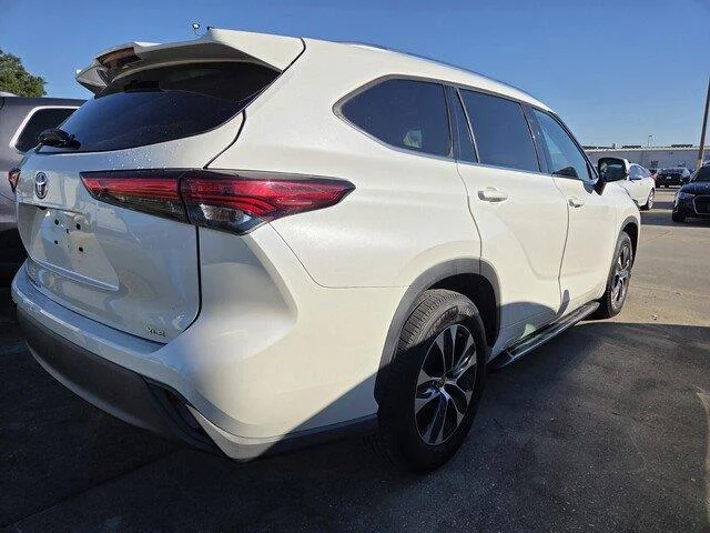 Used 2020 Blizzard Pearl Toyota XLE image 3