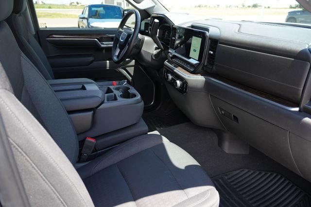 Used 2022 Silver GMC Elevation image 18