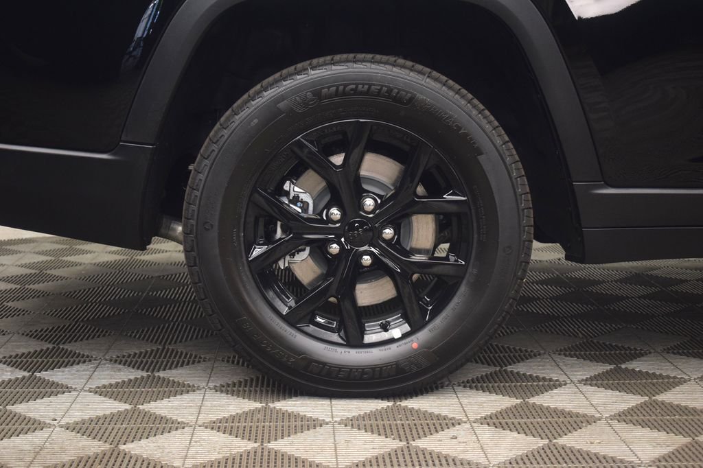 New 2026 Diamond Black Crystal Pearl-Coat Exterior Paint Jeep Altitude image 8
