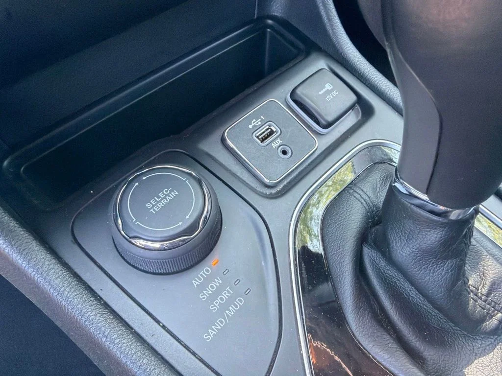Used 2019 Gray Jeep Limited image 26