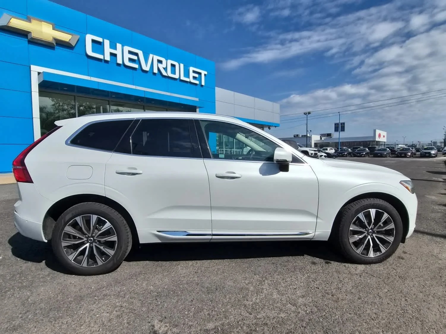 Used 2023  Volvo Plus Bright Theme image 2