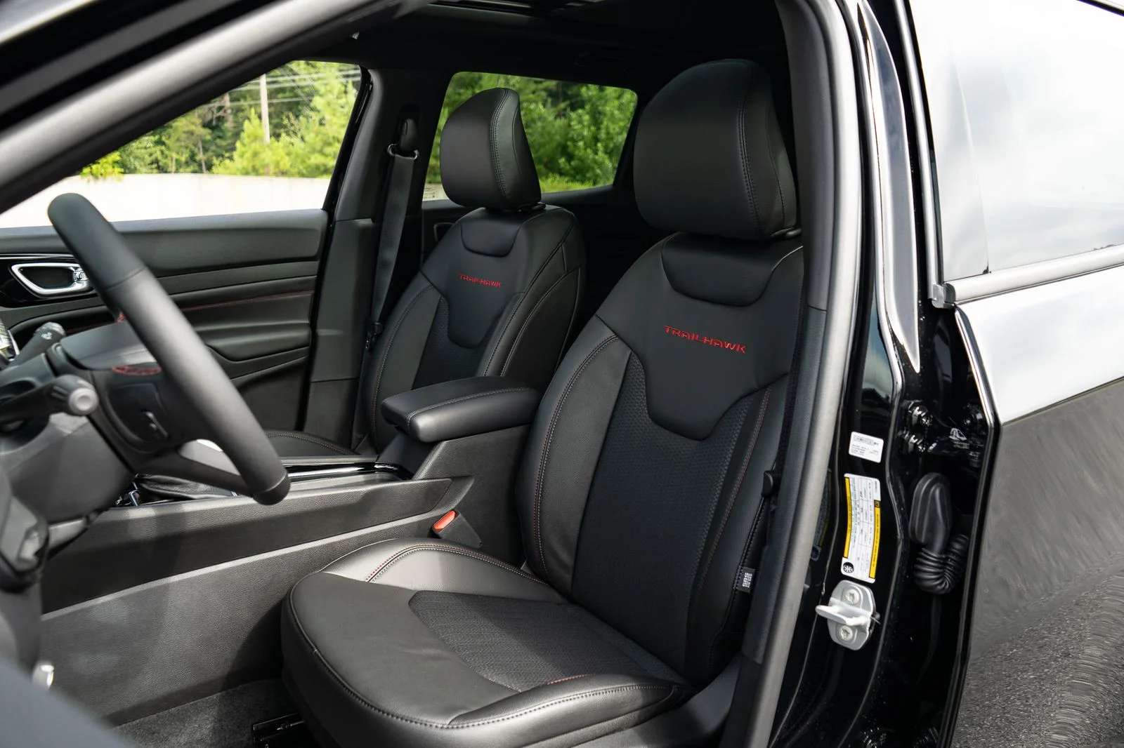 New 2026 Diamond Black Crystal Pearl-Coat Exterior Paint Jeep Trailhawk image 15