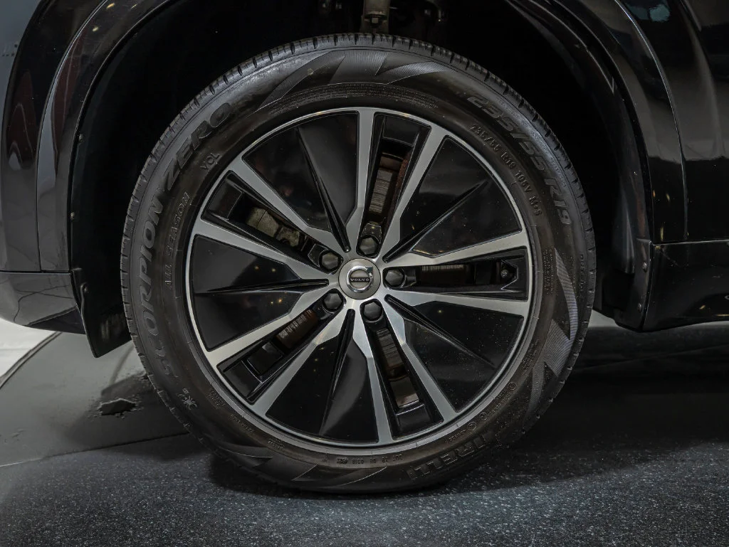 Used 2020 Onyx Black Metallic Volvo T6 Momentum image 13