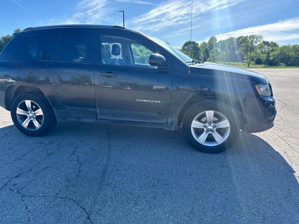 Used 2016  Jeep Latitude image 14