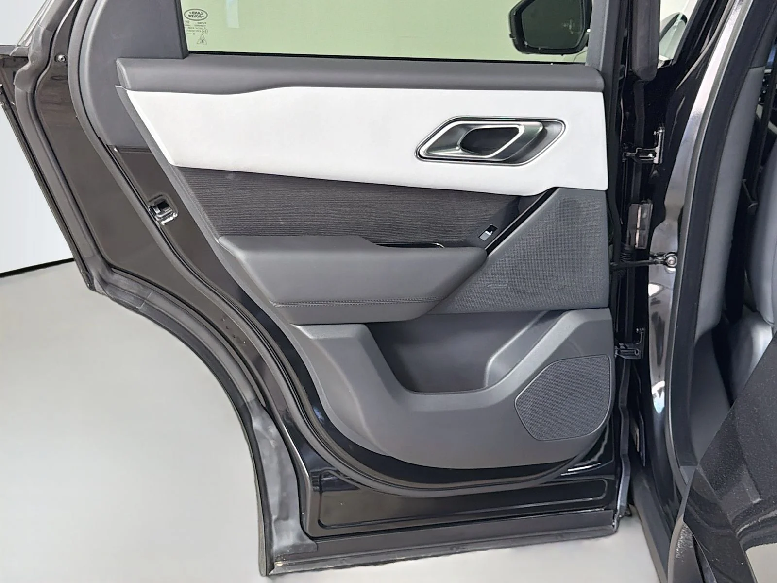 New 2026 Santorini Black Land Rover Dynamic SE image 26