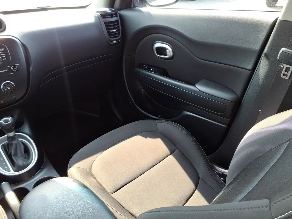 Used 2018 White Kia Base image 24