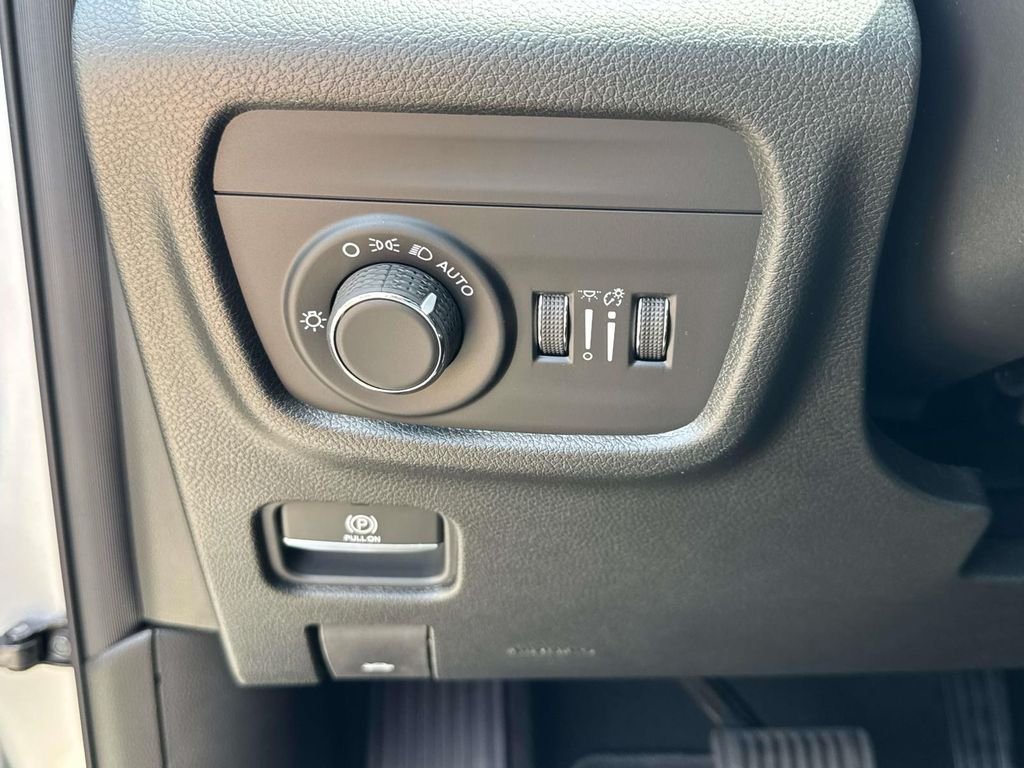 New 2026 Silver Zynith Exterior Paint Jeep Altitude image 42
