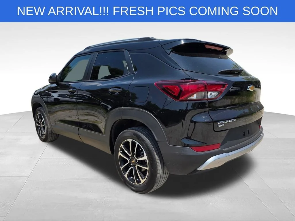 Used 2025 Mosaic Black Metallic Chevrolet LT image 5