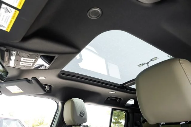 New 2026 White Land Rover X-Dynamic SE image 5