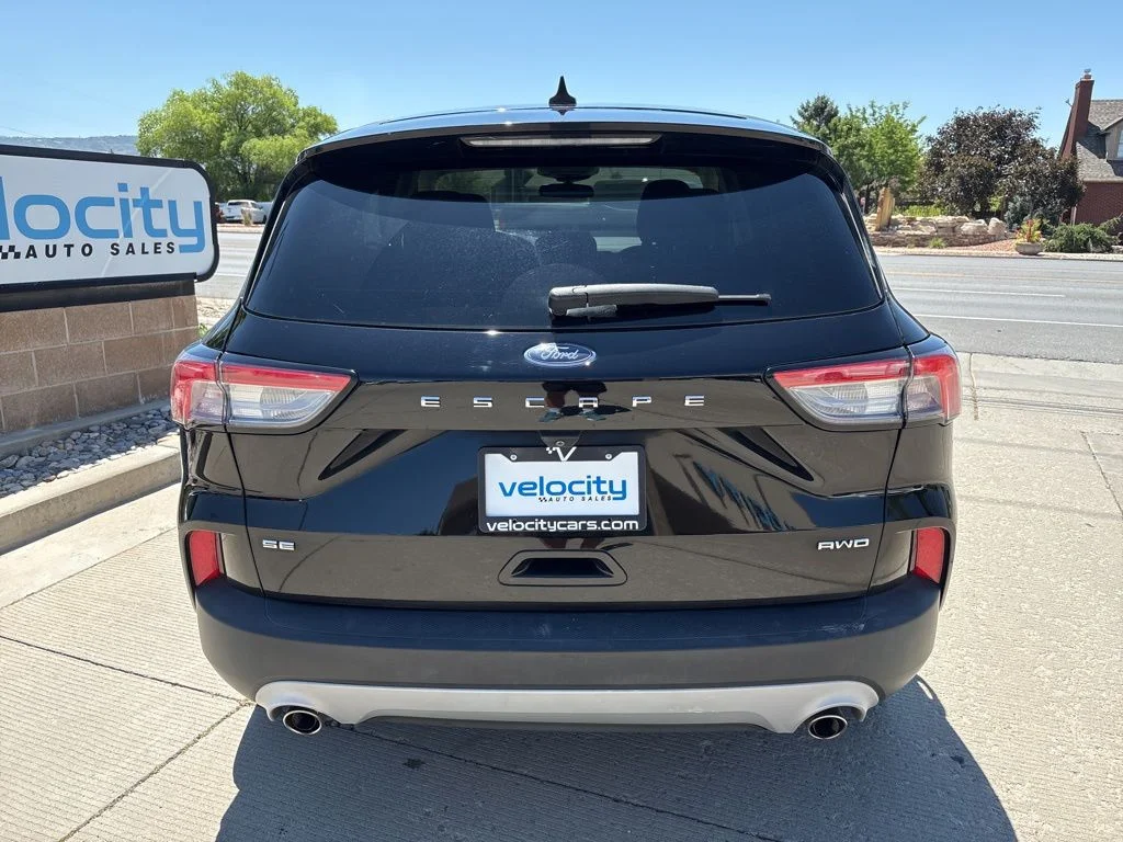 Used 2022 Black Ford SE image 5