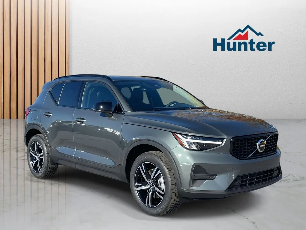 2026 Volvo XC40 B4 Core Dark FWD's photo