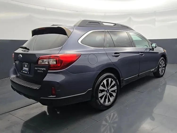 Used 2015  Subaru 3.6R Limited Wagon 4D image 7