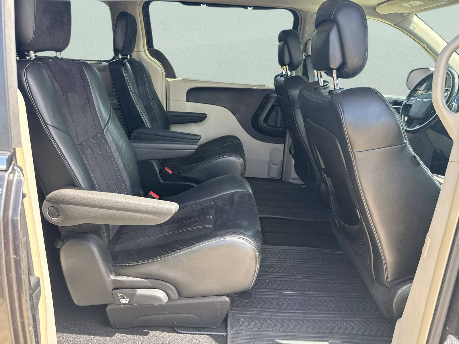 Used 2016 Gray Chrysler Limited image 10