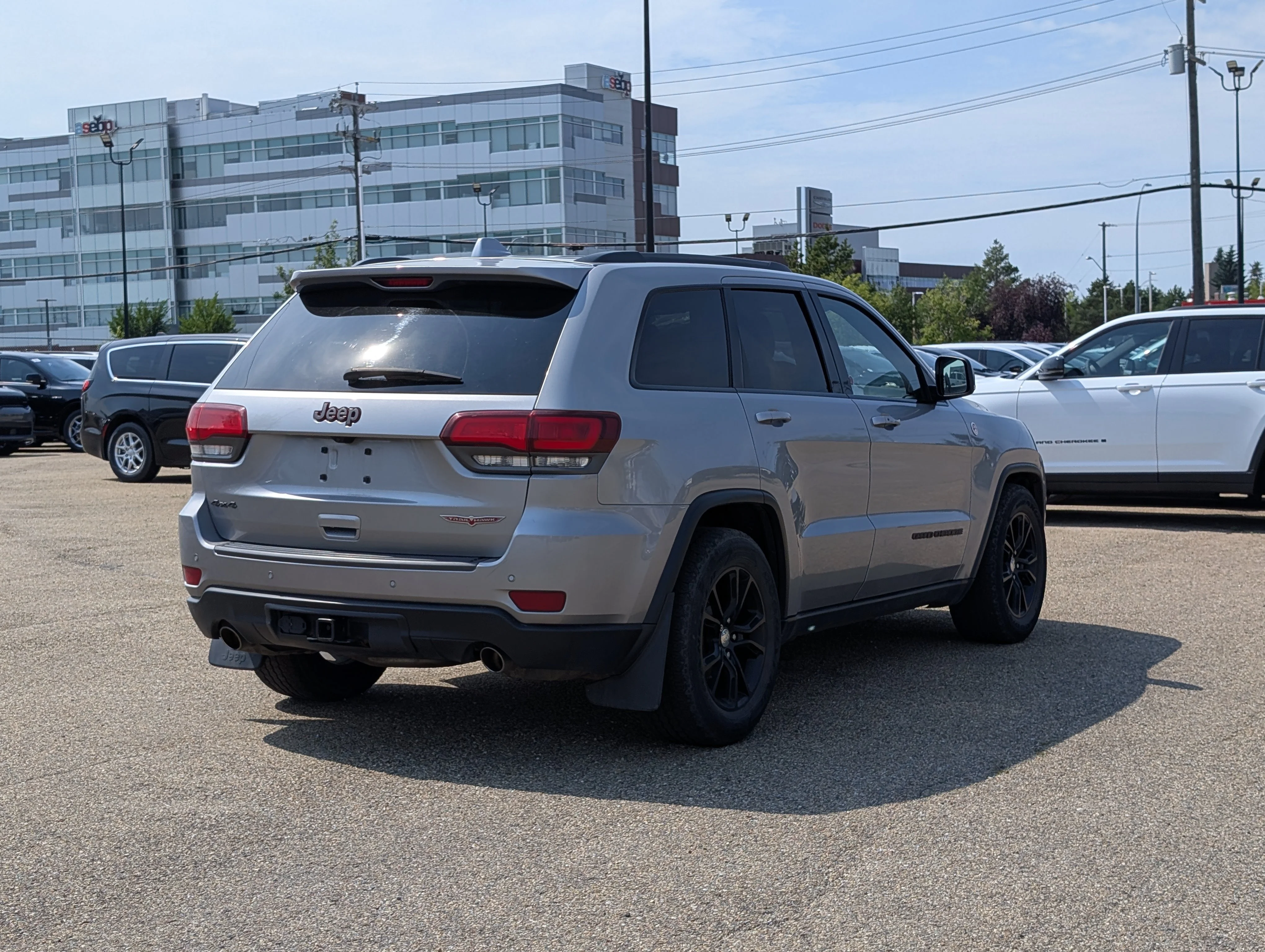 Used 2017 Billet Metallic Jeep Trailhawk image 6
