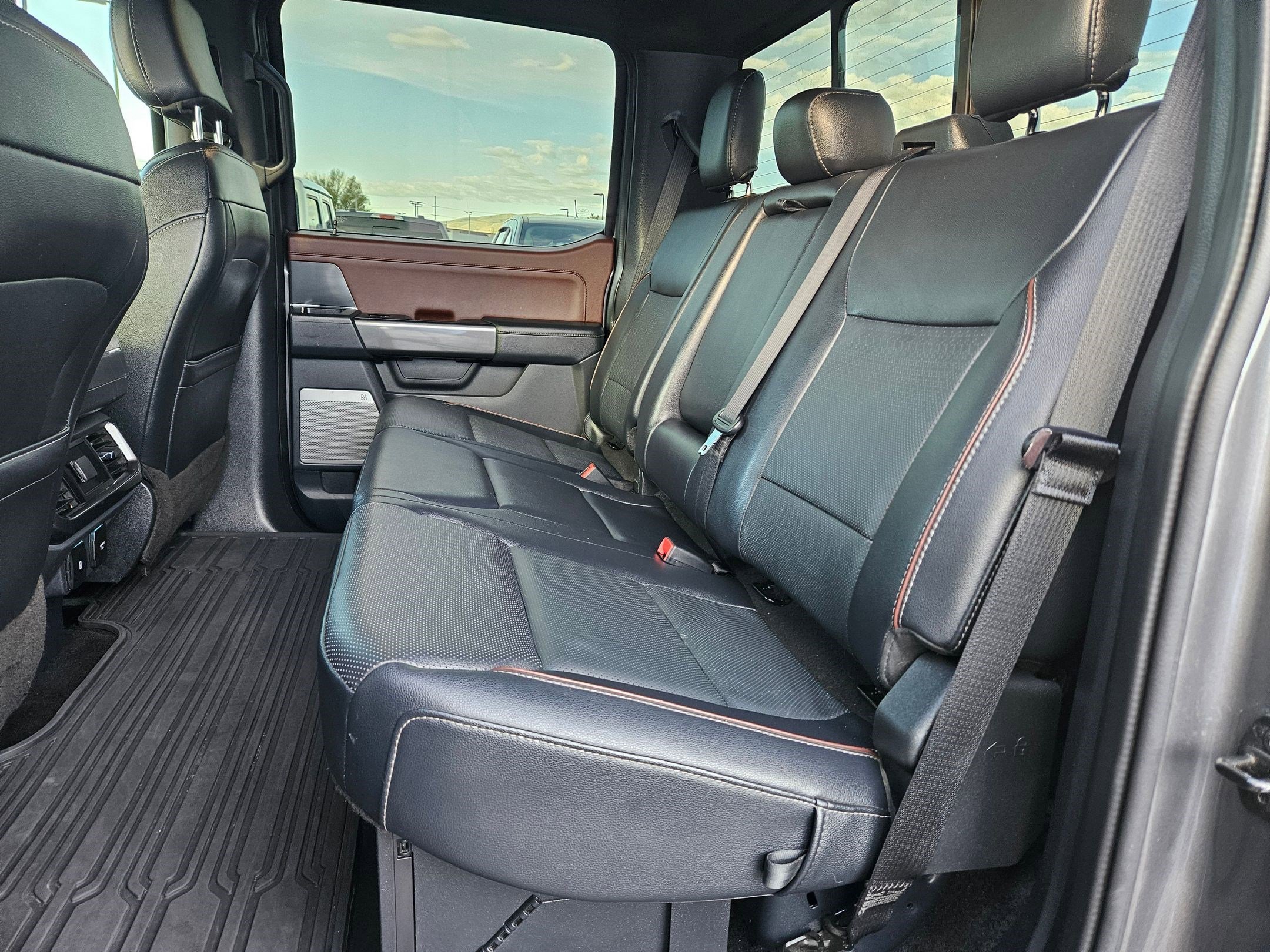 Used 2023 Gray Metallic Ford LARIAT image 26