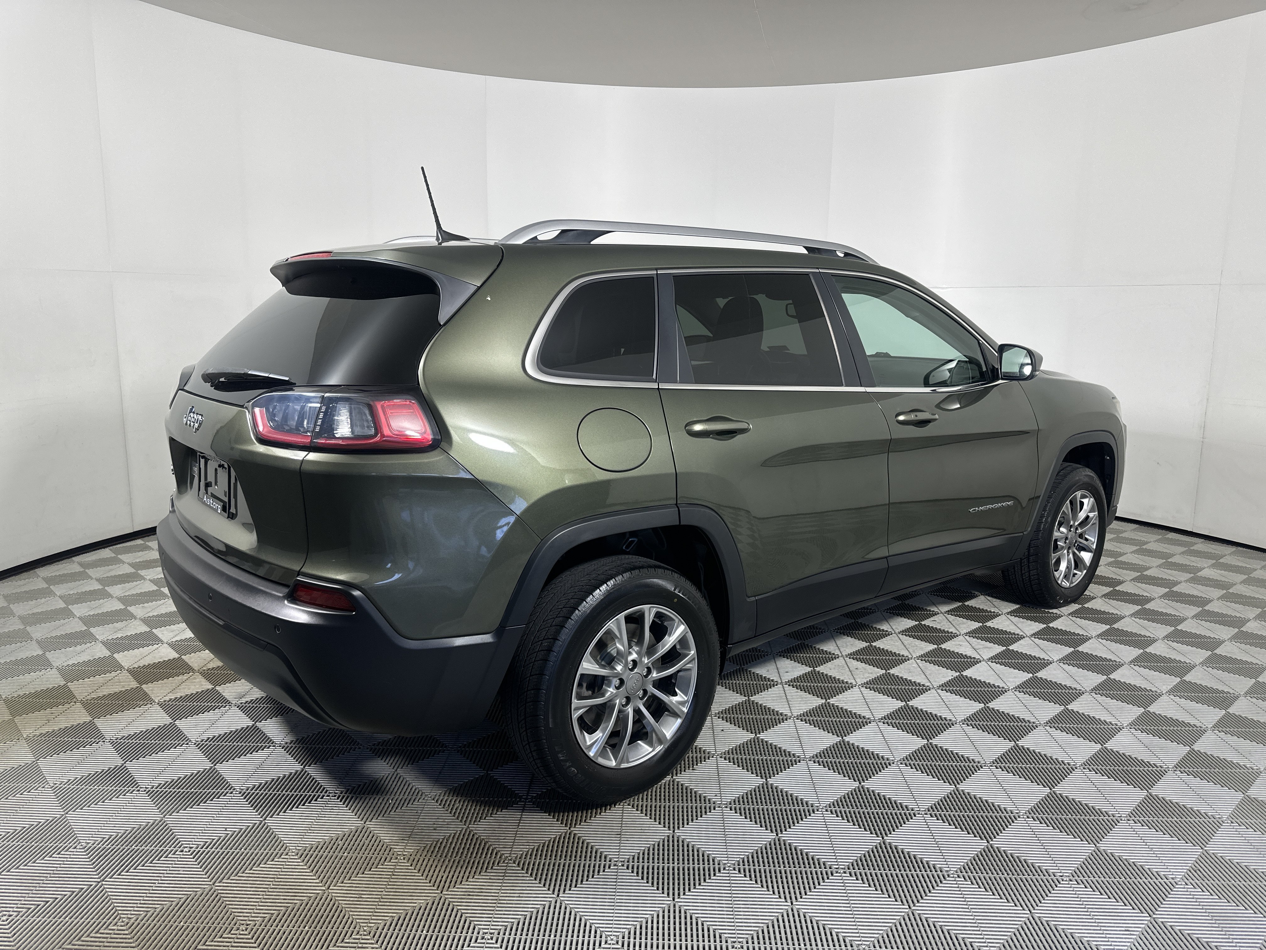 Used 2019 Olive Green Pearlcoat Jeep Latitude Plus image 7