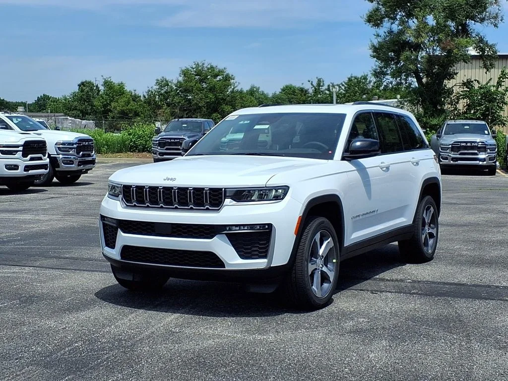New 2026 Diamond Black Crystal Pearl-Coat Exterior Paint Jeep Limited image 2