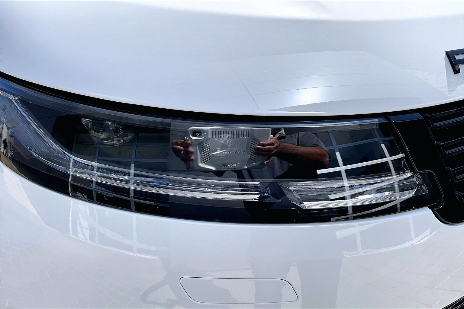 Used 2025 White Land Rover SE image 28