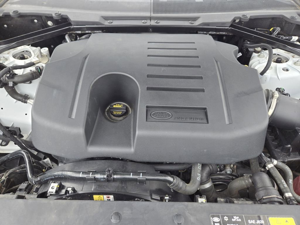 Used 2024 White Land Rover X-Dynamic SE image 25