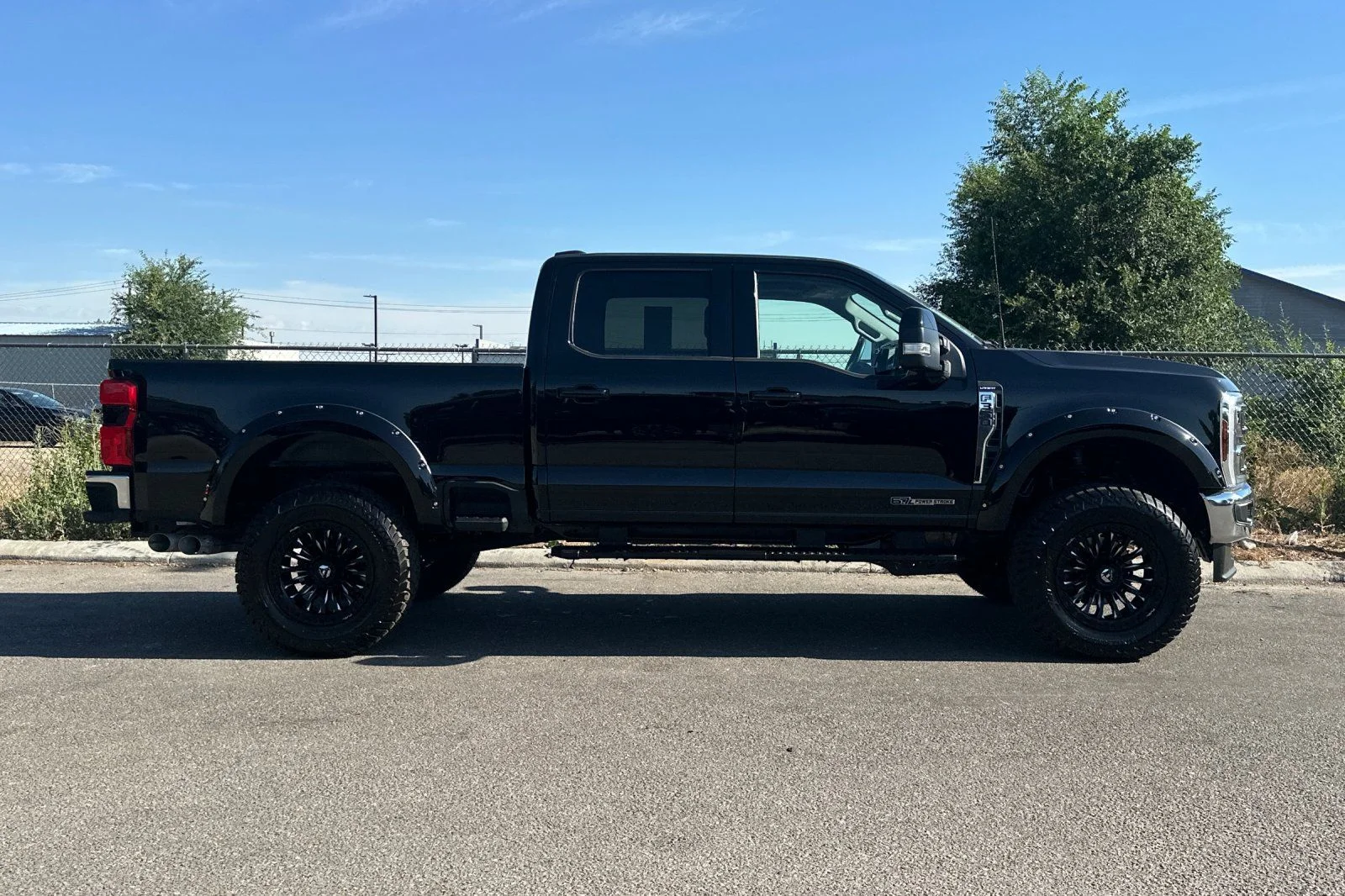 Used 2025  Ford Lariat image 3