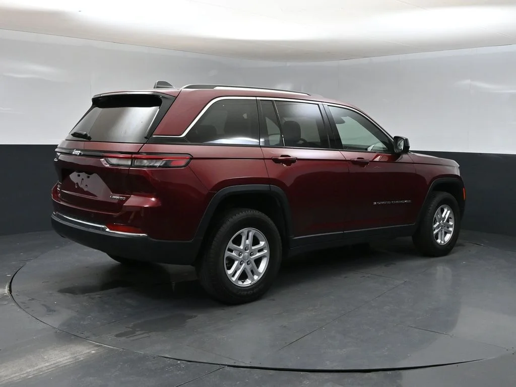 Used 2024 Red Jeep Laredo image 3