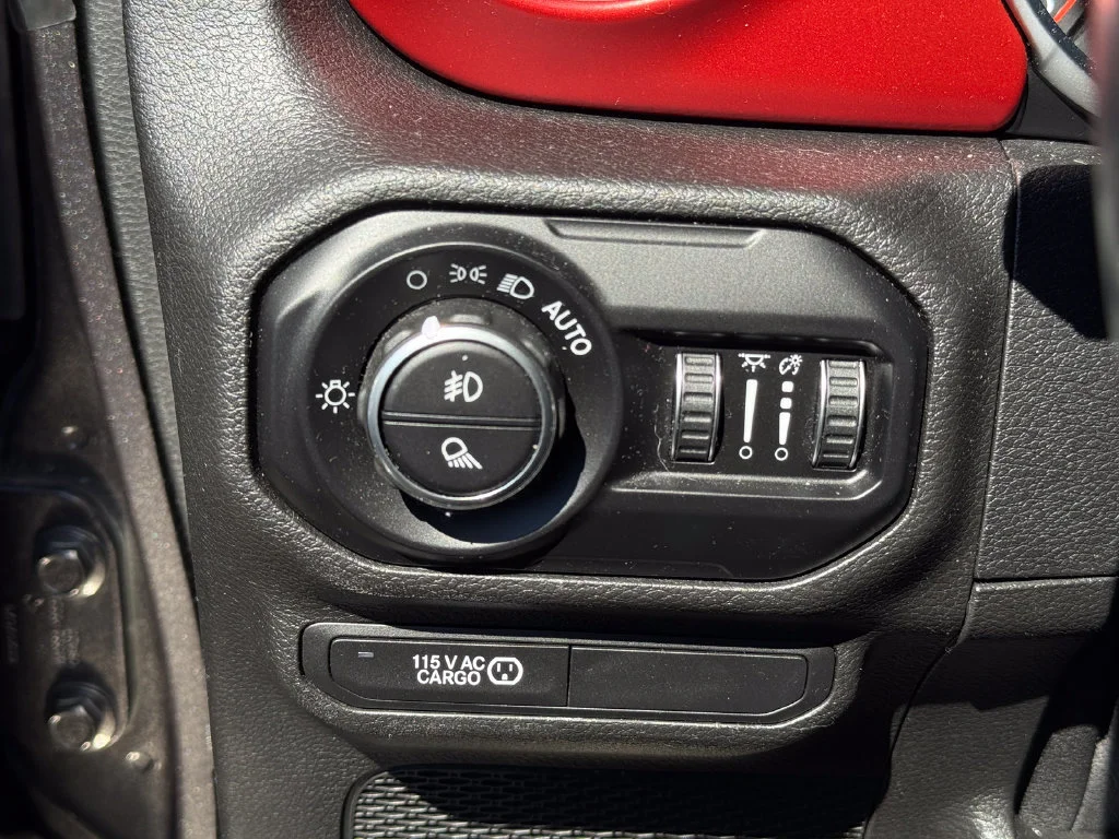 Used 2021  Jeep Rubicon image 9
