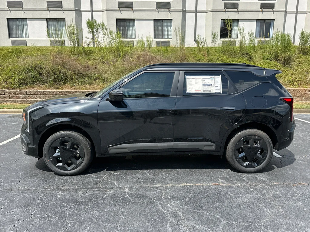 New 2027 Black Kia X-Line S image 4