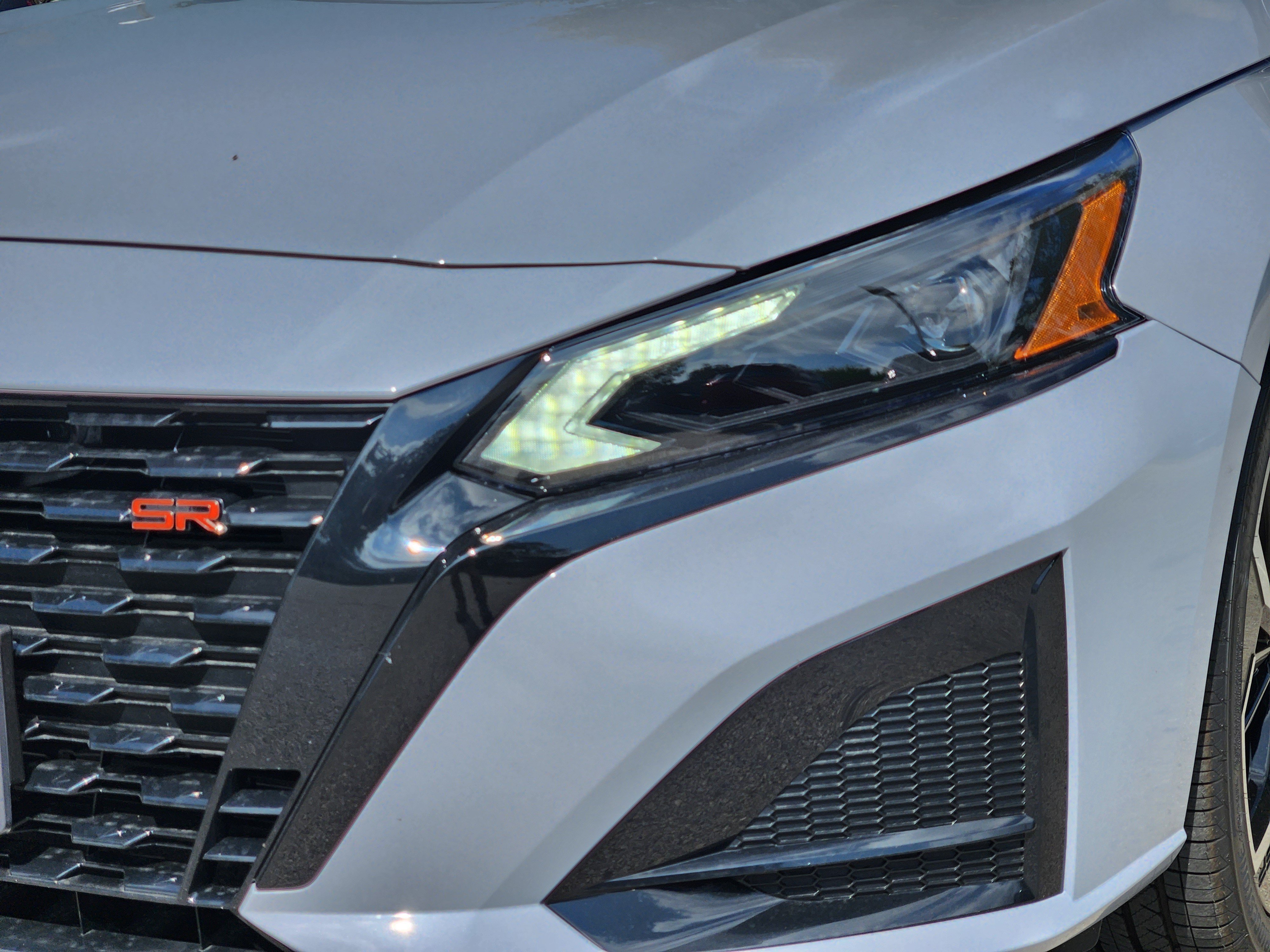 New 2026 Gray Sky Pearl / Super Black Two-tone Nissan SR image 8